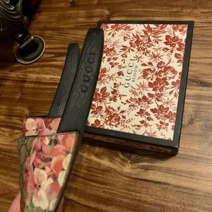 Woman’s Gucci bloom flip flops size 8.5
